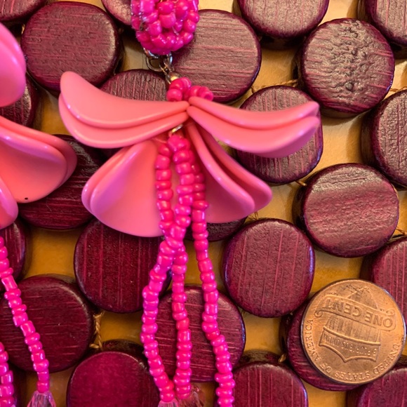 Beautiful bright pink floral dangly earrings. New - Picture 3 of 4